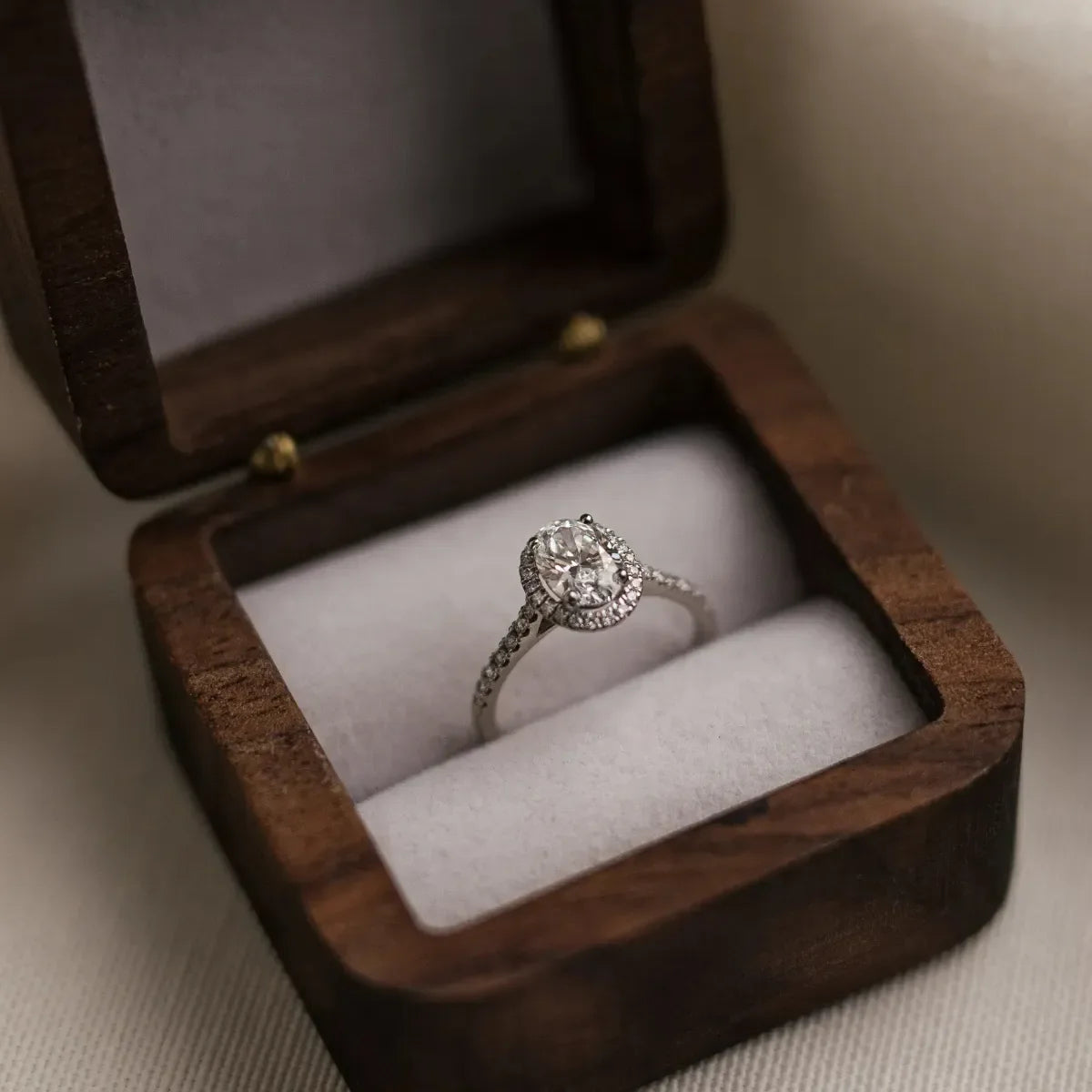 18K Gold vs Platinum: The Best Metals for Diamond & Engagement Rings