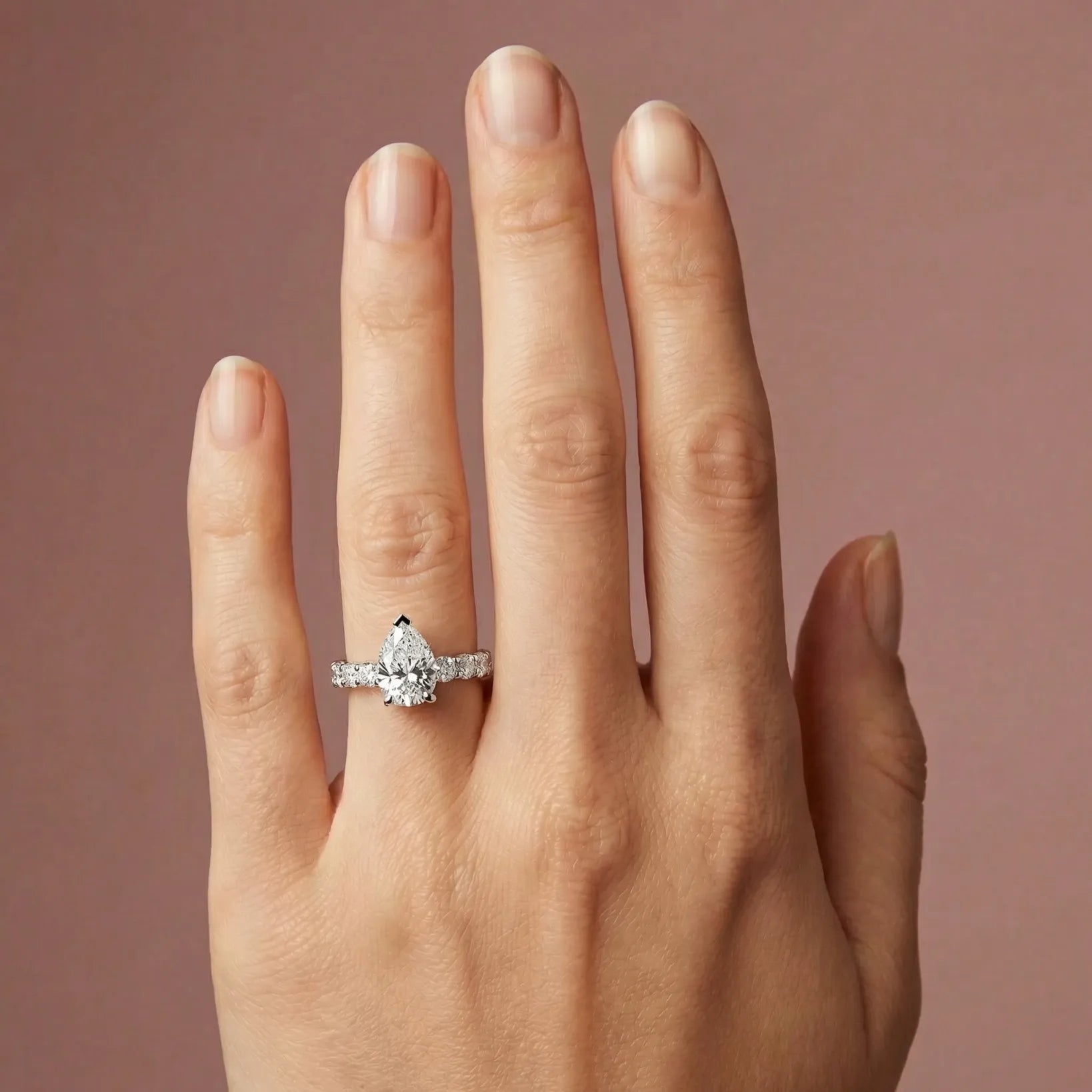 Solitaire Crest - Pear