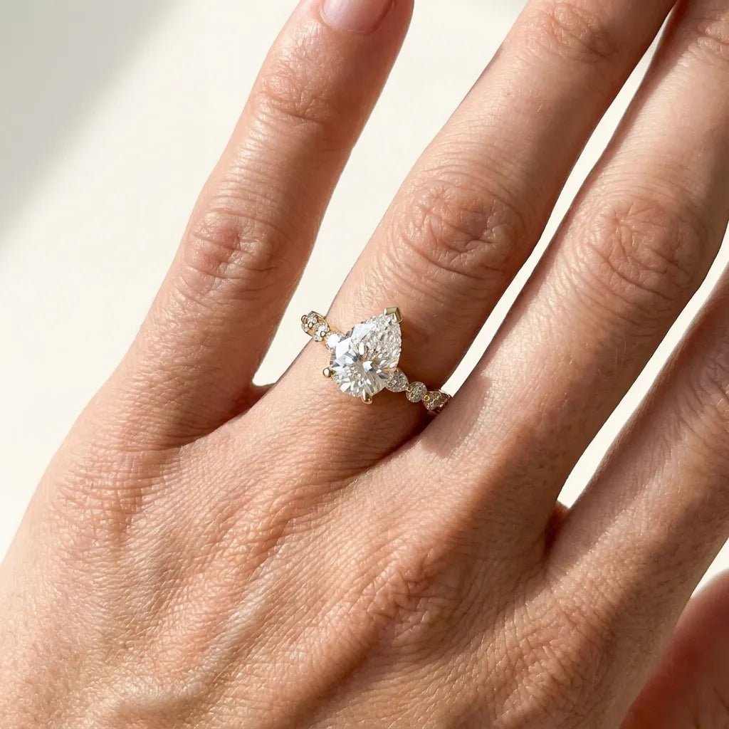 Solitaire Crest - Pear